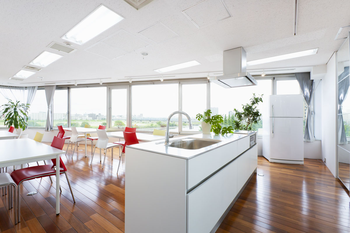 明るくビビッドな配色の広々キッチンスタジオ