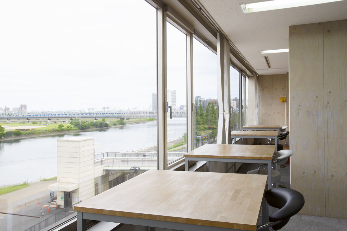 全面窓の風景がつくるおだやかに集中できる空間