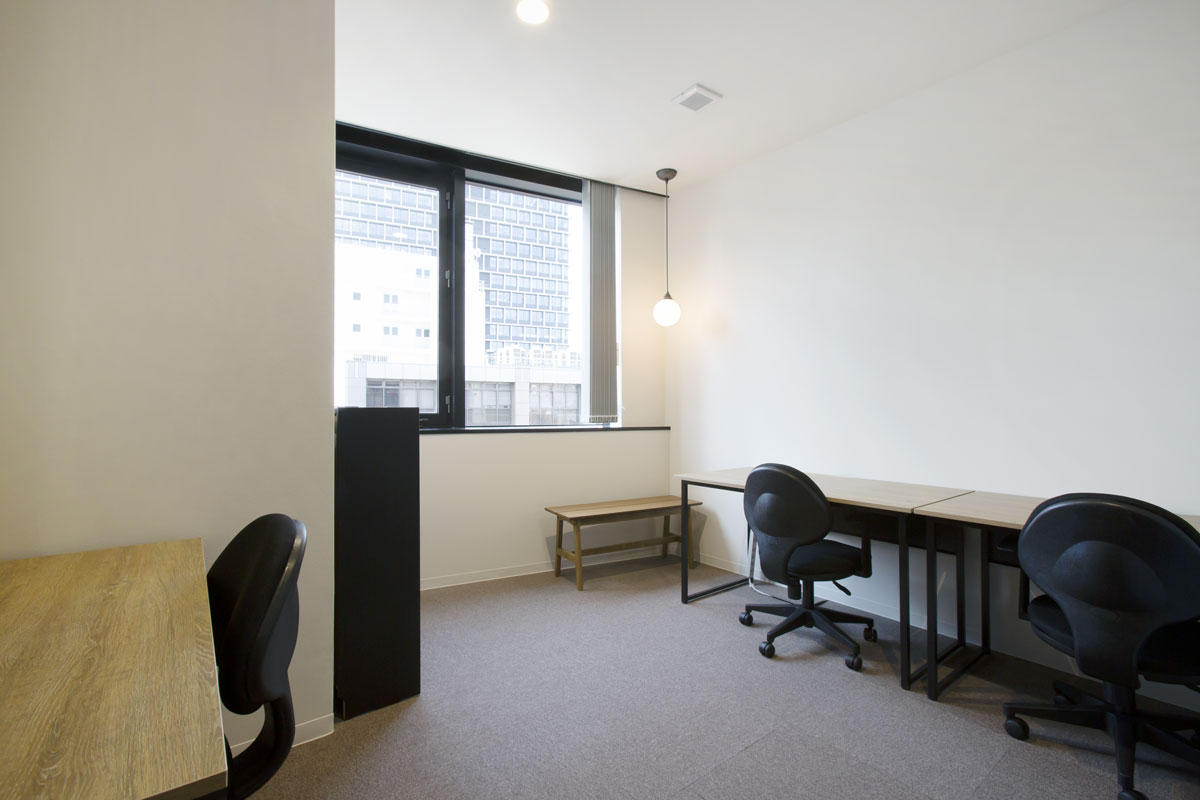 存分に集中できる専用個室温かみある木目のインテリア