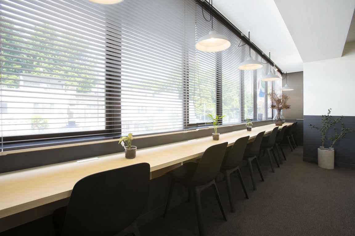 全面窓が気持ち良い明るいカウンター席