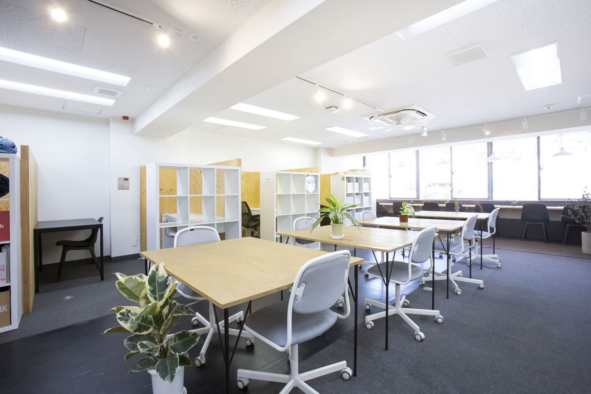 座席間のゆとりを優先した伸び伸びしたオープンスペース